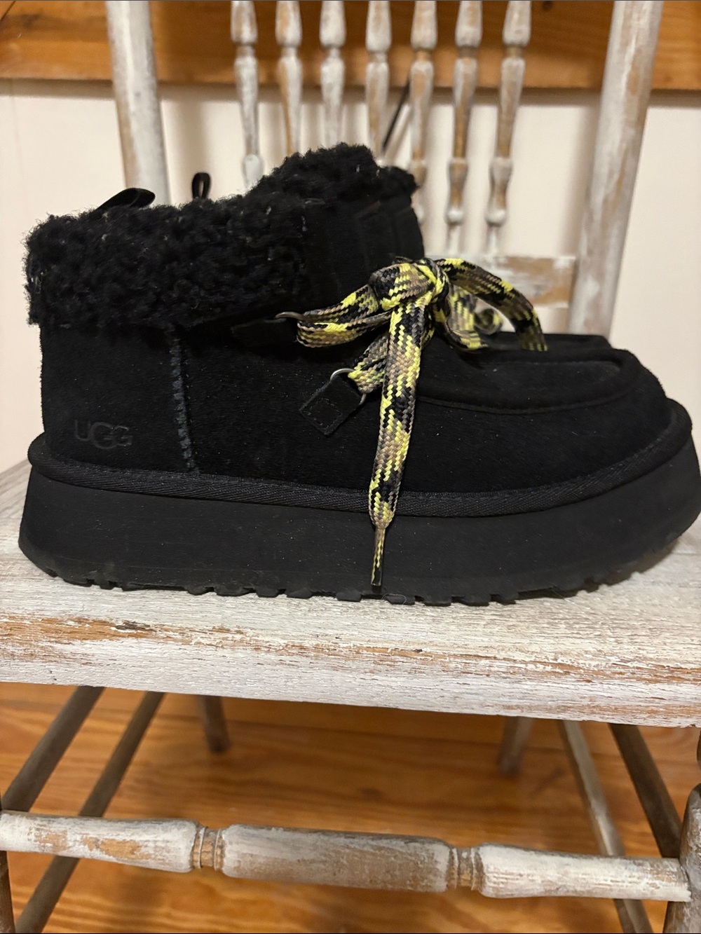 UGG funkarra size 7 Patterned Laces